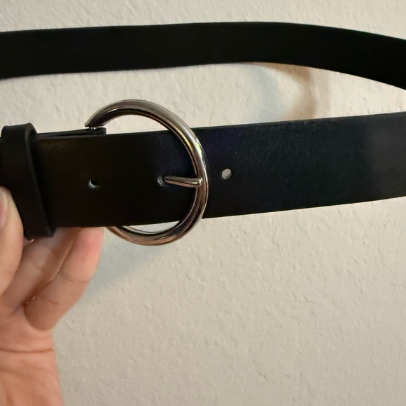 Wild Fable Women’s Black Belt with Silver Round Buckle - Picture 4 of 9
